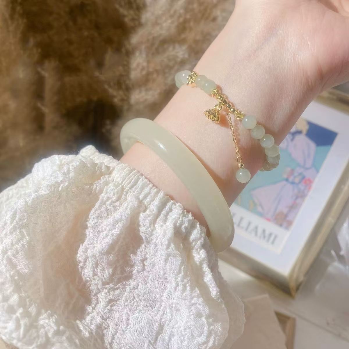 天然清新女款手镯粗圆条冰透浅绿少女玉镯子气质镯子玉冰透