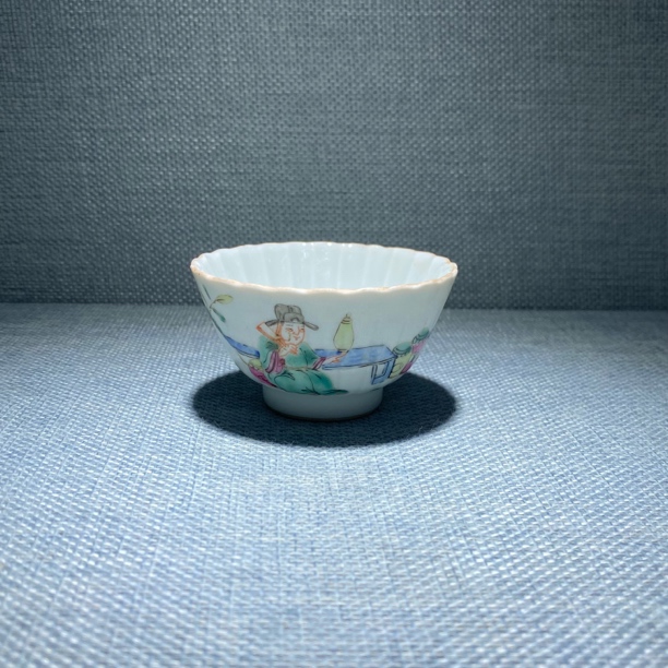 粉彩故事纹主人杯茶碗
