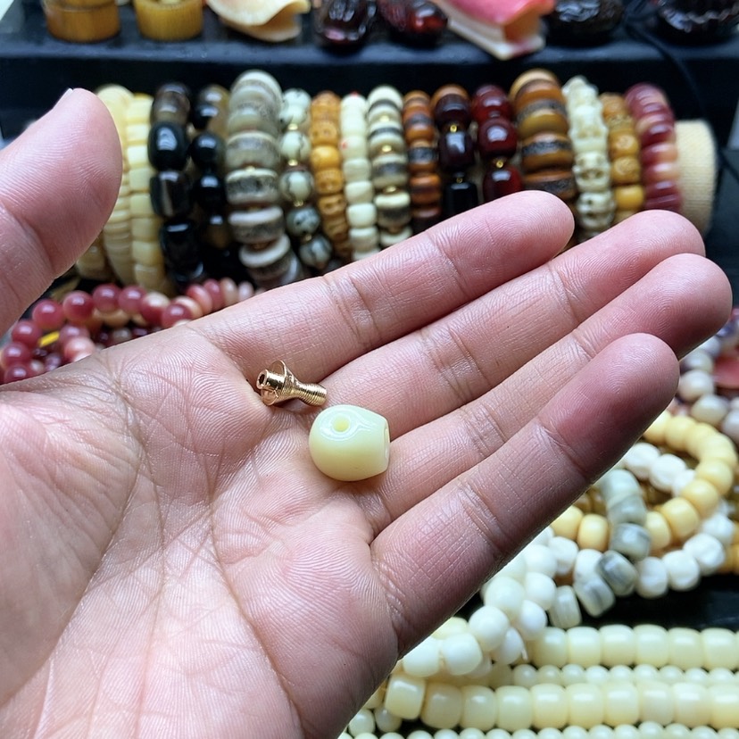 【闪购商品】驼骨根雕阿****r