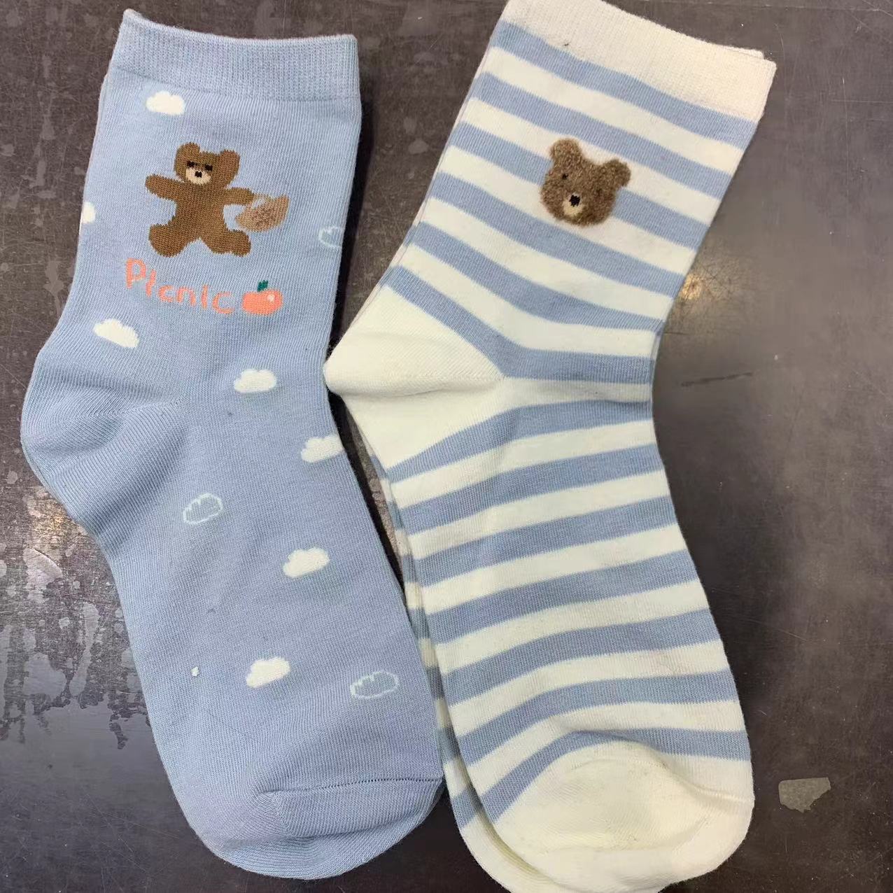 品牌袜子一双（花色随机）