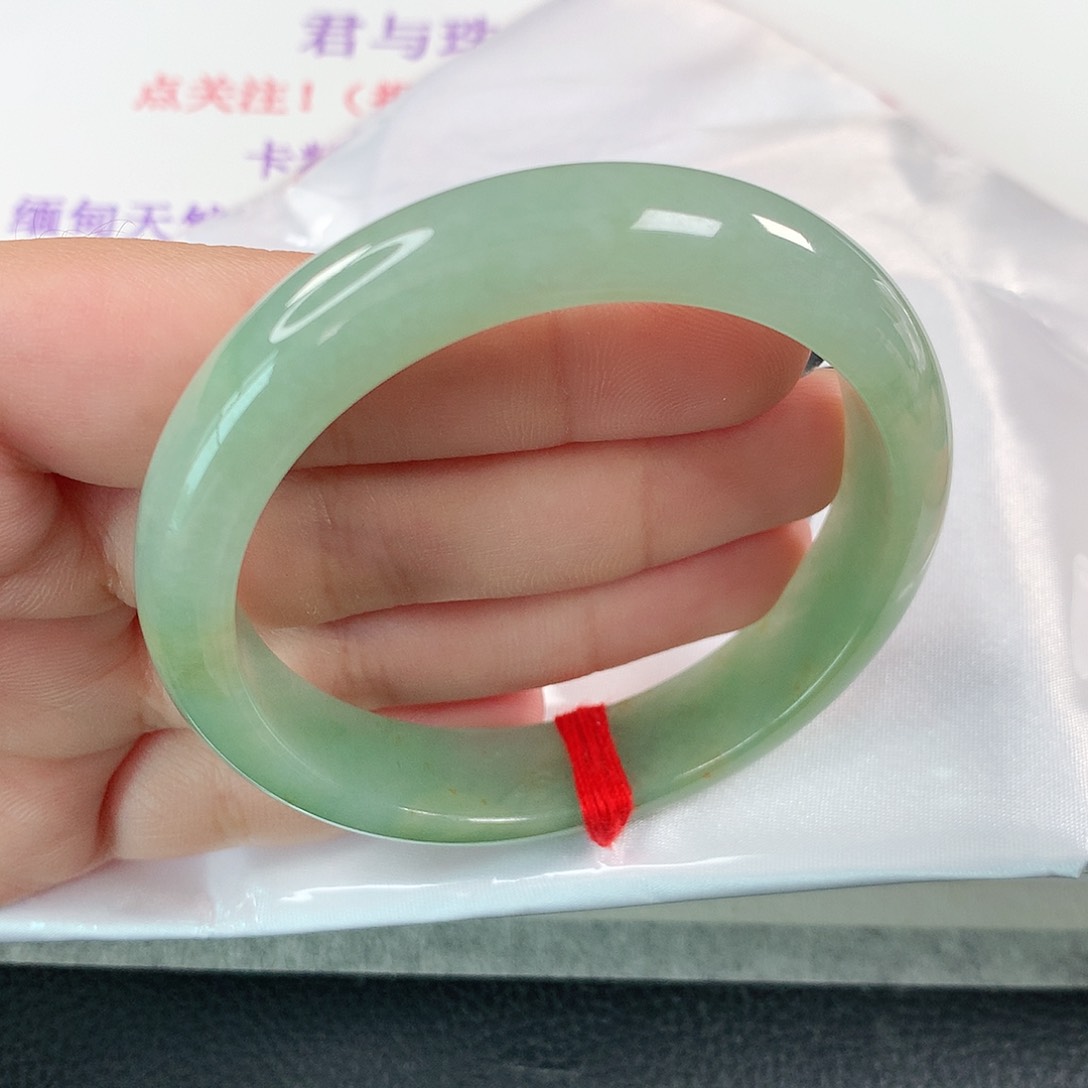 翡翠手镯未镶嵌徐****得 正圈