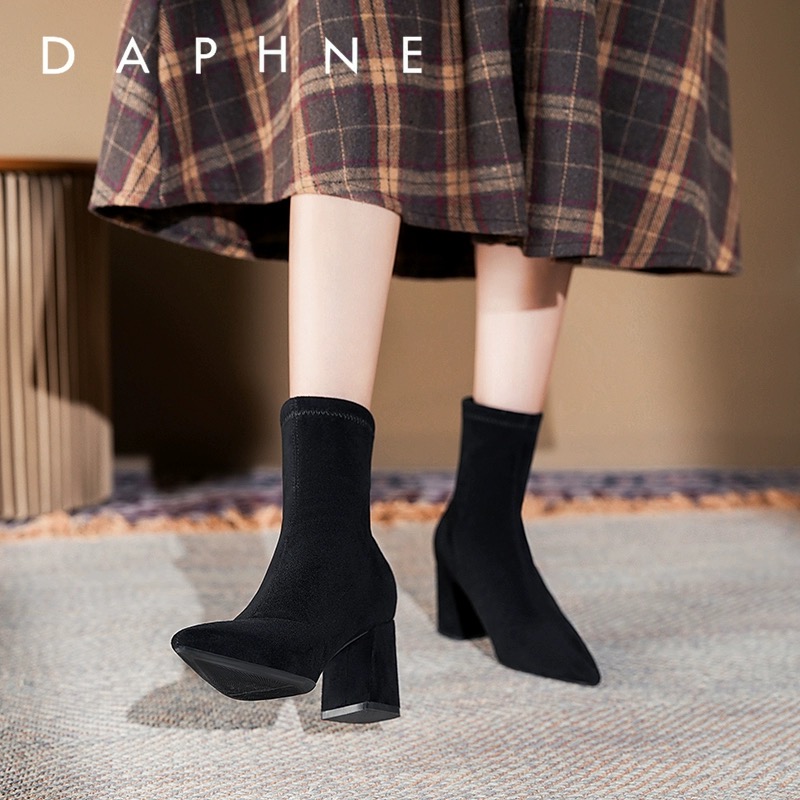 达芙妮2023秋冬新款黑色弹力瘦瘦靴韩系粗跟尖头网红爆款绒面短靴