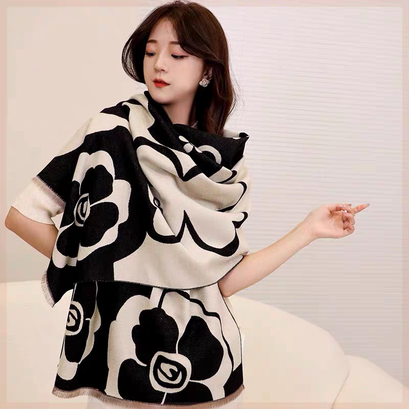 新款山茶花围巾女秋冬加厚时尚减龄防风围脖高级感百搭气质披肩