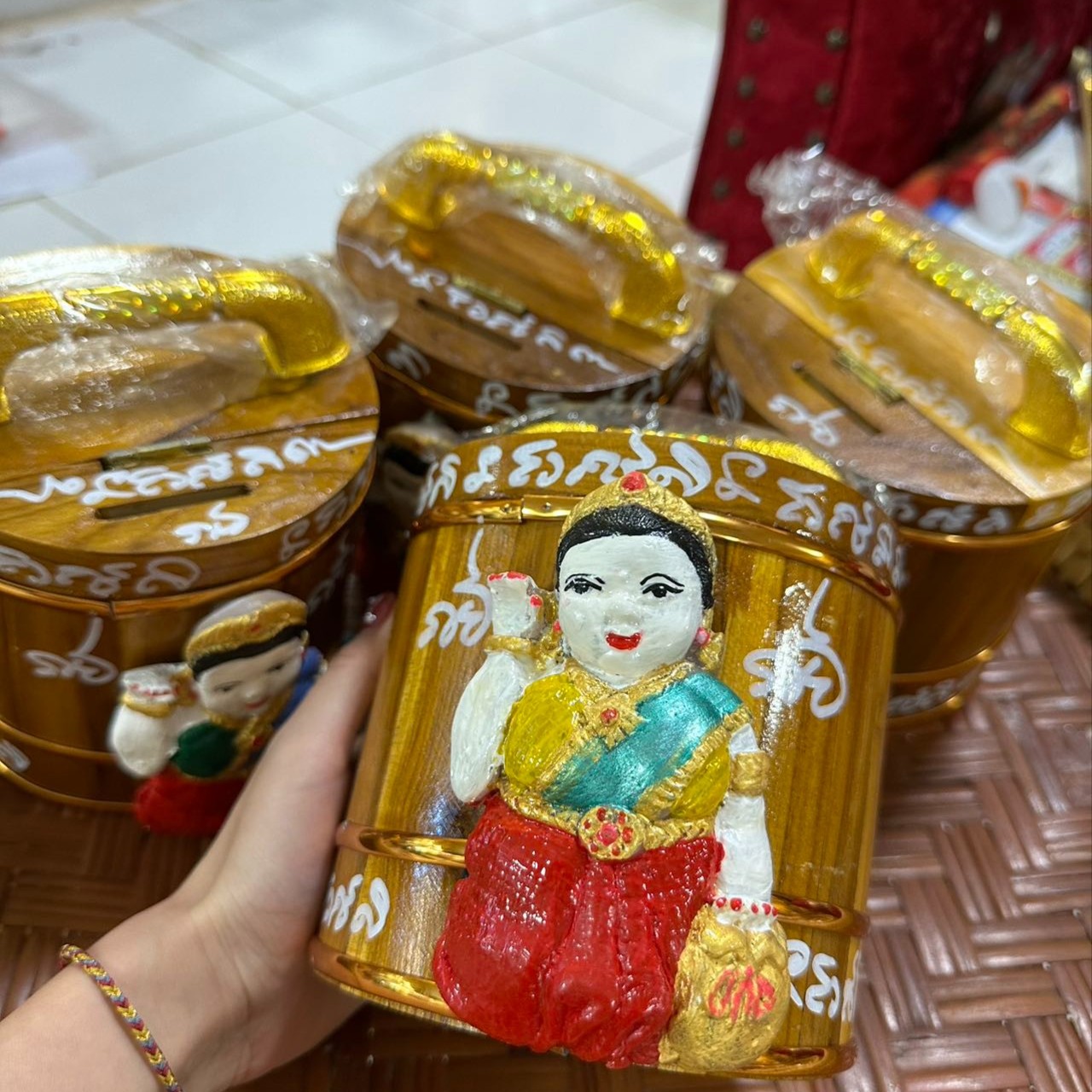 添眼少女米娘娘桶装饰灌