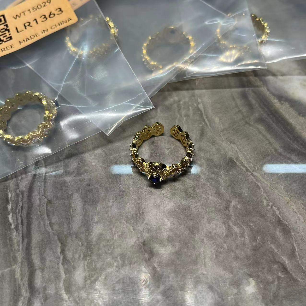 铜合金合成锆石戒指 1363 铜合金戒指 金色中古微镶蓝色戒指