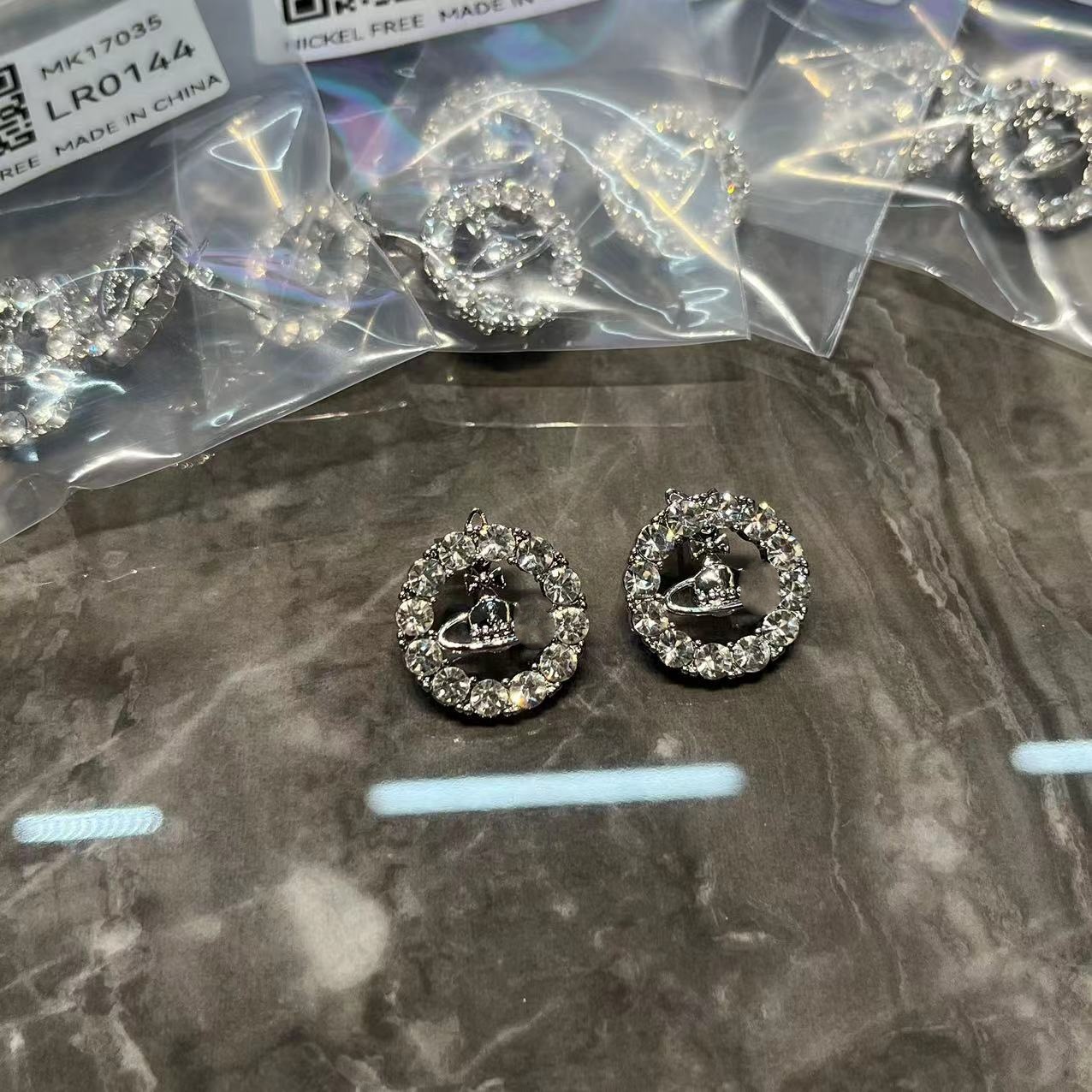 铜合金耳饰 0144 铜合金耳饰 微镶满锆镂空土星耳钉简约时尚百搭
