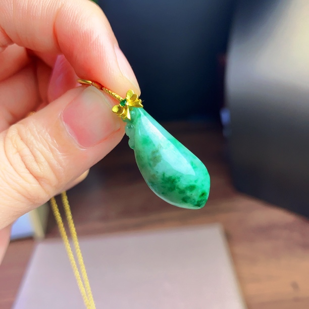 纯天然缅甸翡翠A货辣阳绿吊坠送链子白底青冰阳绿