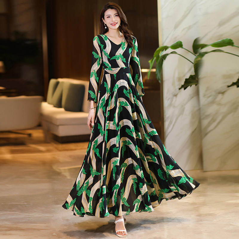 初秋新款高腰显瘦碎花连衣裙高级感优雅气质长裙女时尚印花大摆裙