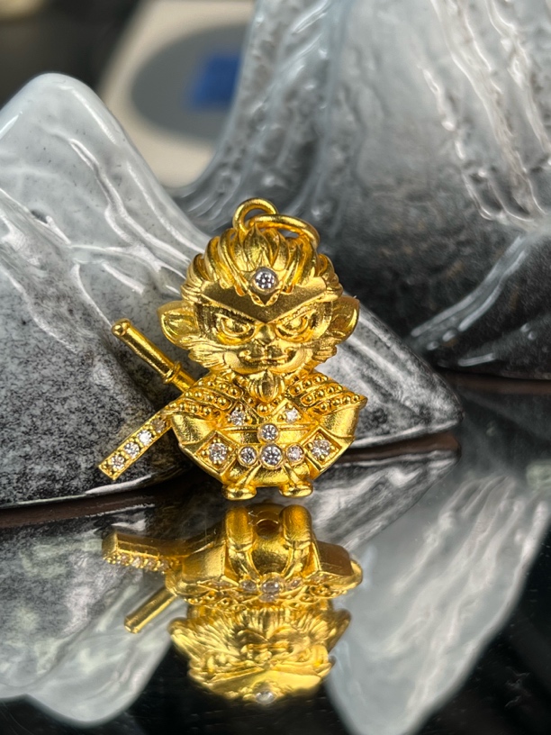 足金齐天大圣镶钻吊坠 克重32.84g 尺寸37x40