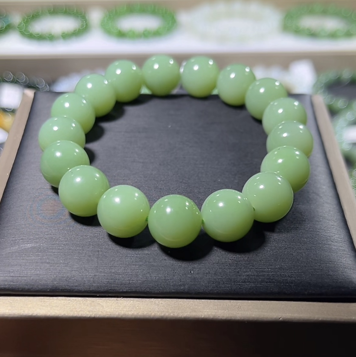 漏！！天然和田玉俄碧粉青偏绿底抹茶色微矿点手串约12mm素圈手链