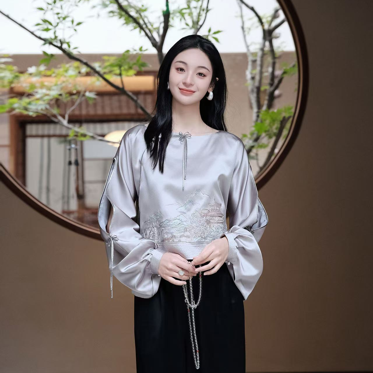 东方镜 x 郭培丨浅灰色真丝亭台楼阁刺绣短上衣