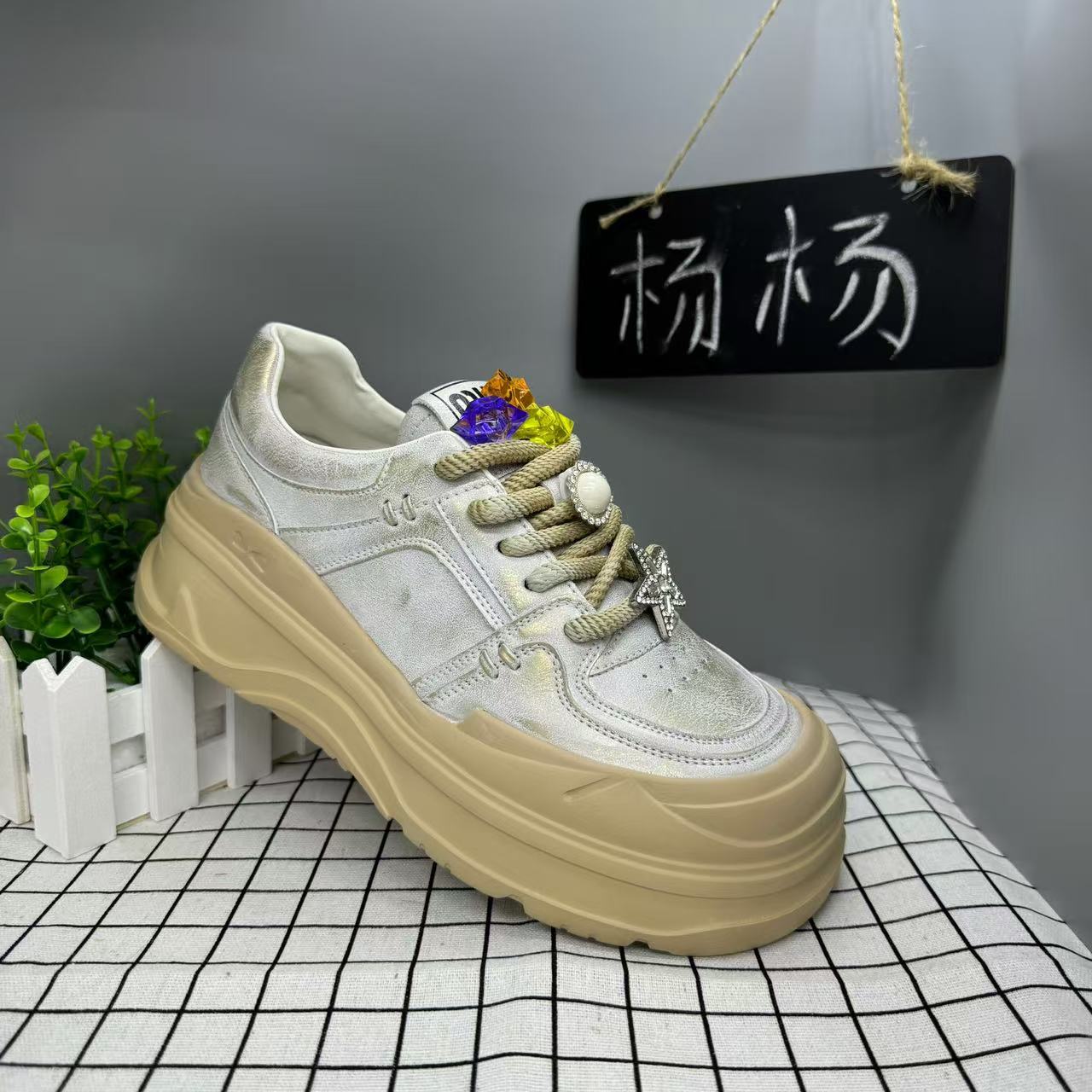 丑萌板鞋2024秋季新款圆头系带松糕厚底增高休闲真皮白鞋女8081-2