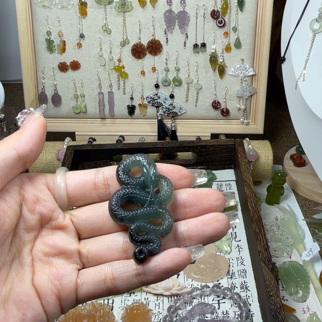 蛇纹石玉颈饰未镶嵌