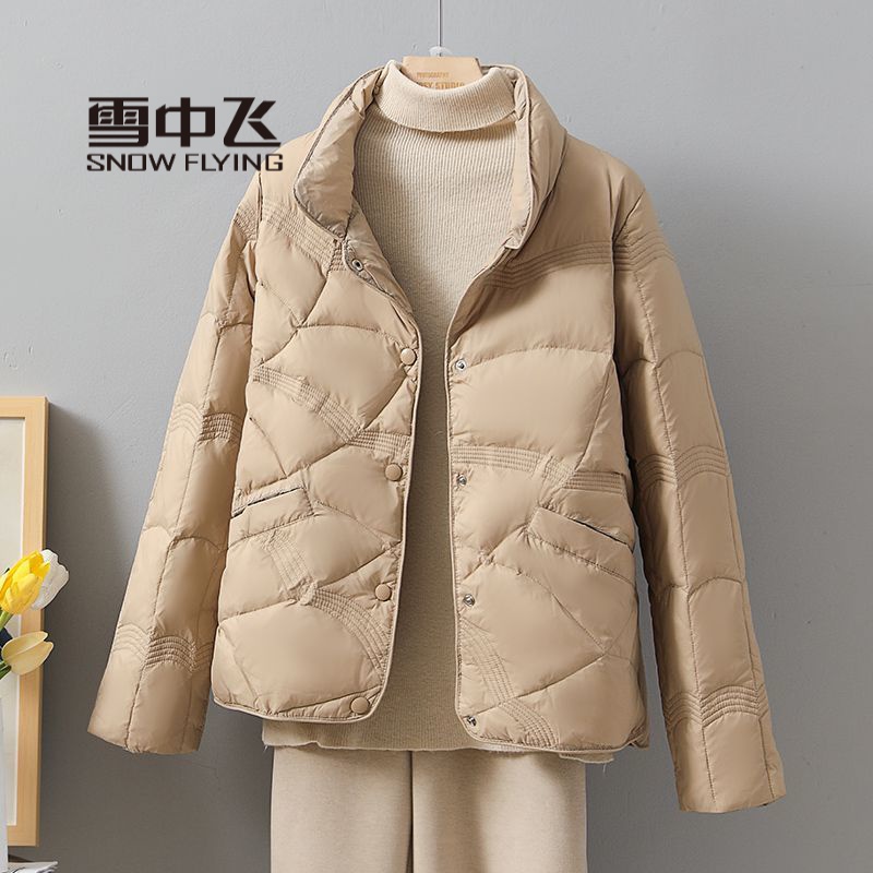 雪中飞羽绒服反季祥云羽绒衣女短款2023年新款立领轻薄白鸭绒时尚