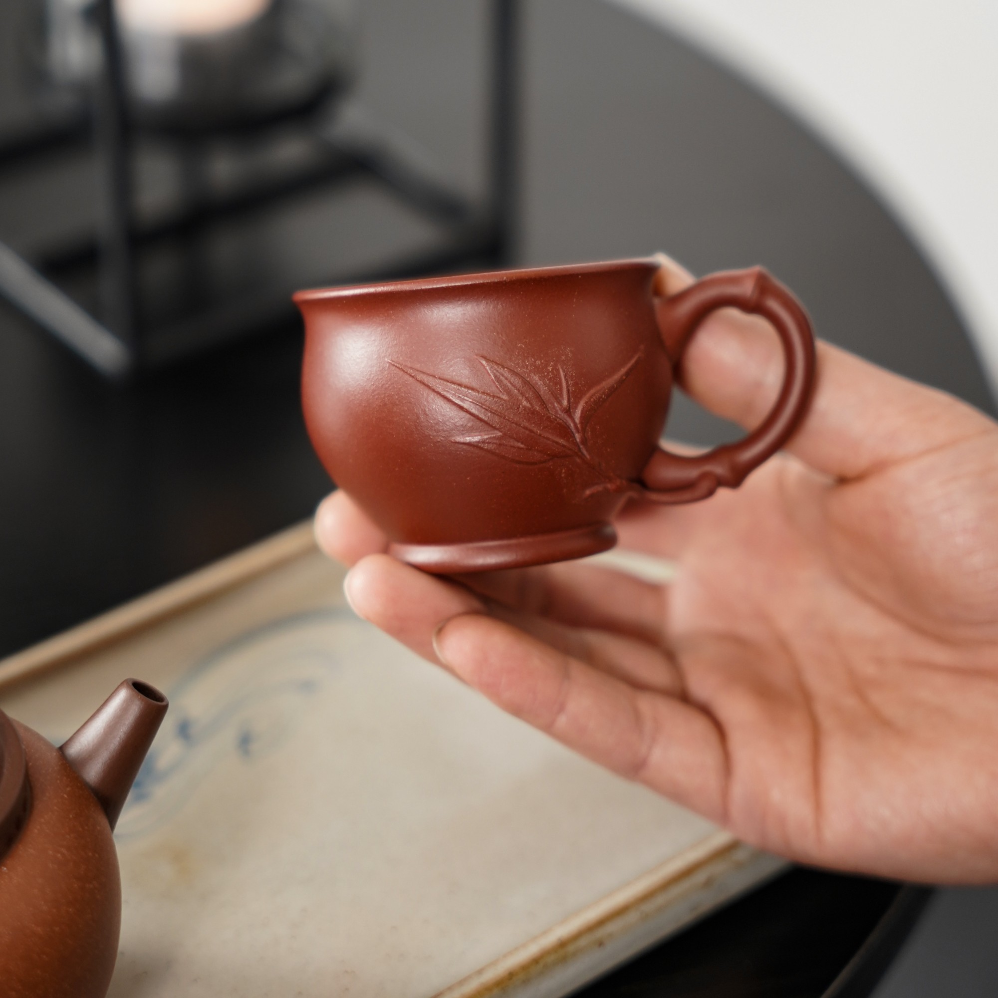 紫砂主人杯70CC纯手工红皮龙茶道贴竹叶手把小口杯家用精美茶杯