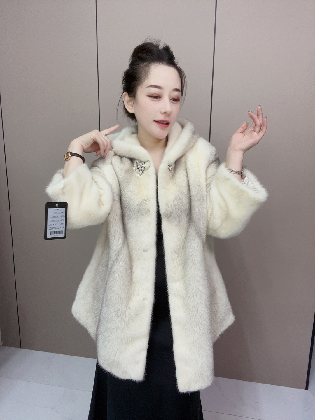 DLFUR高端天鹅绒水貂大衣女款2025新款连帽时尚外套