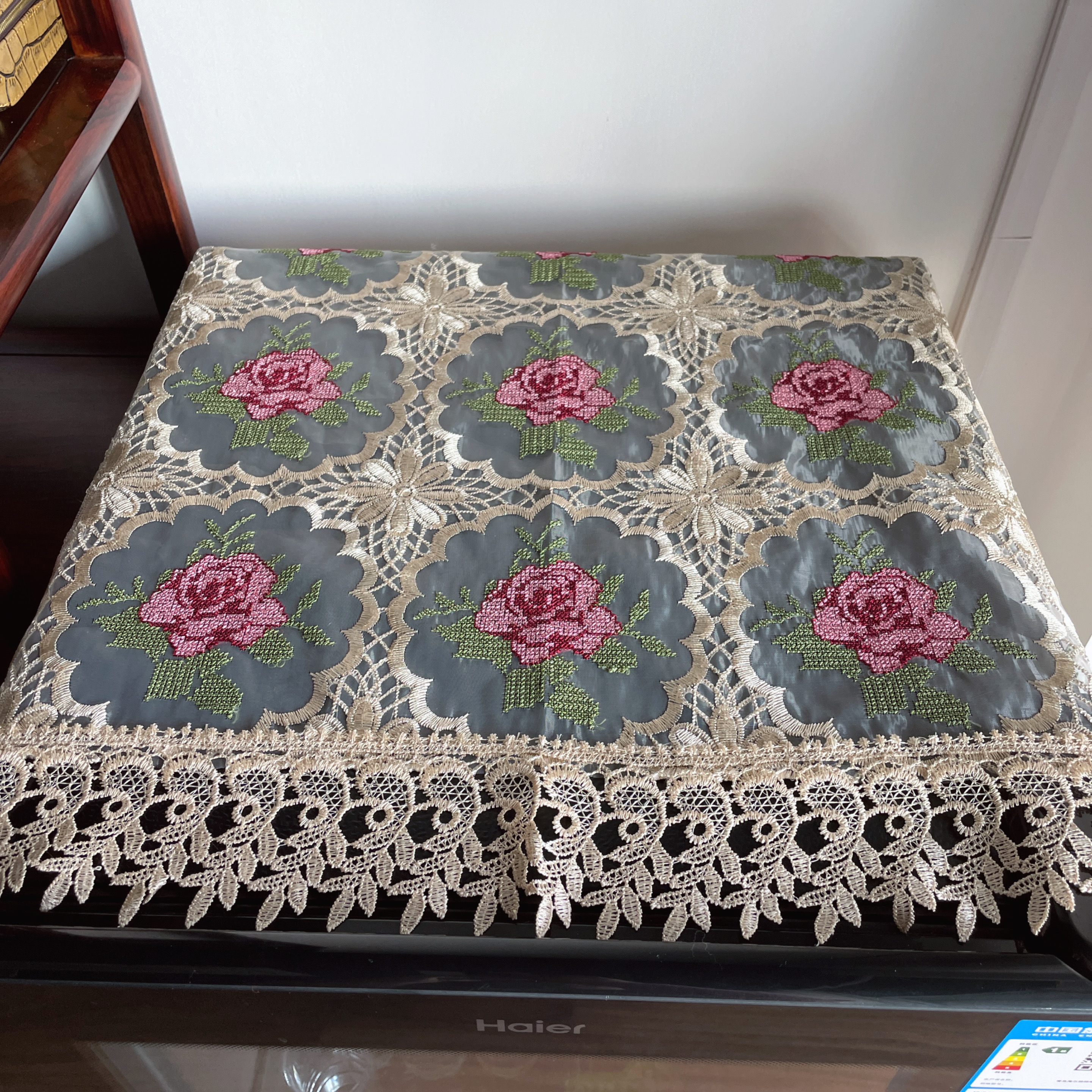 DY023-38玻璃纱(60*120CM ）米色粉玫瑰花刺绣桌布