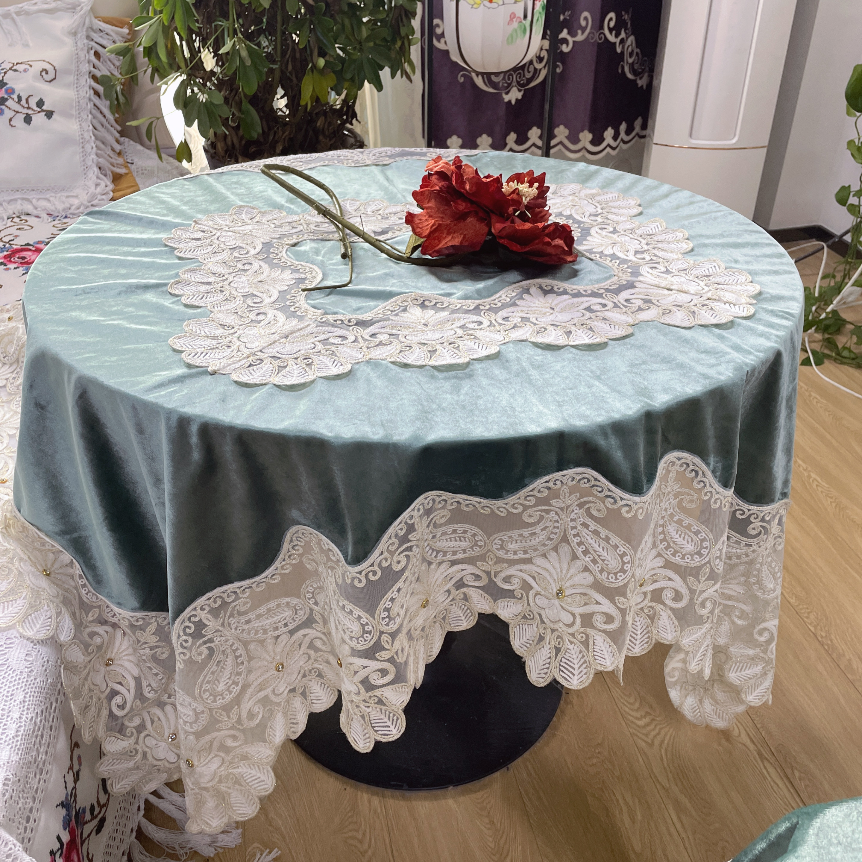 DY205-26蓝色金丝绒(130cm方）蓝色白边金丝绒锁链绣桌布