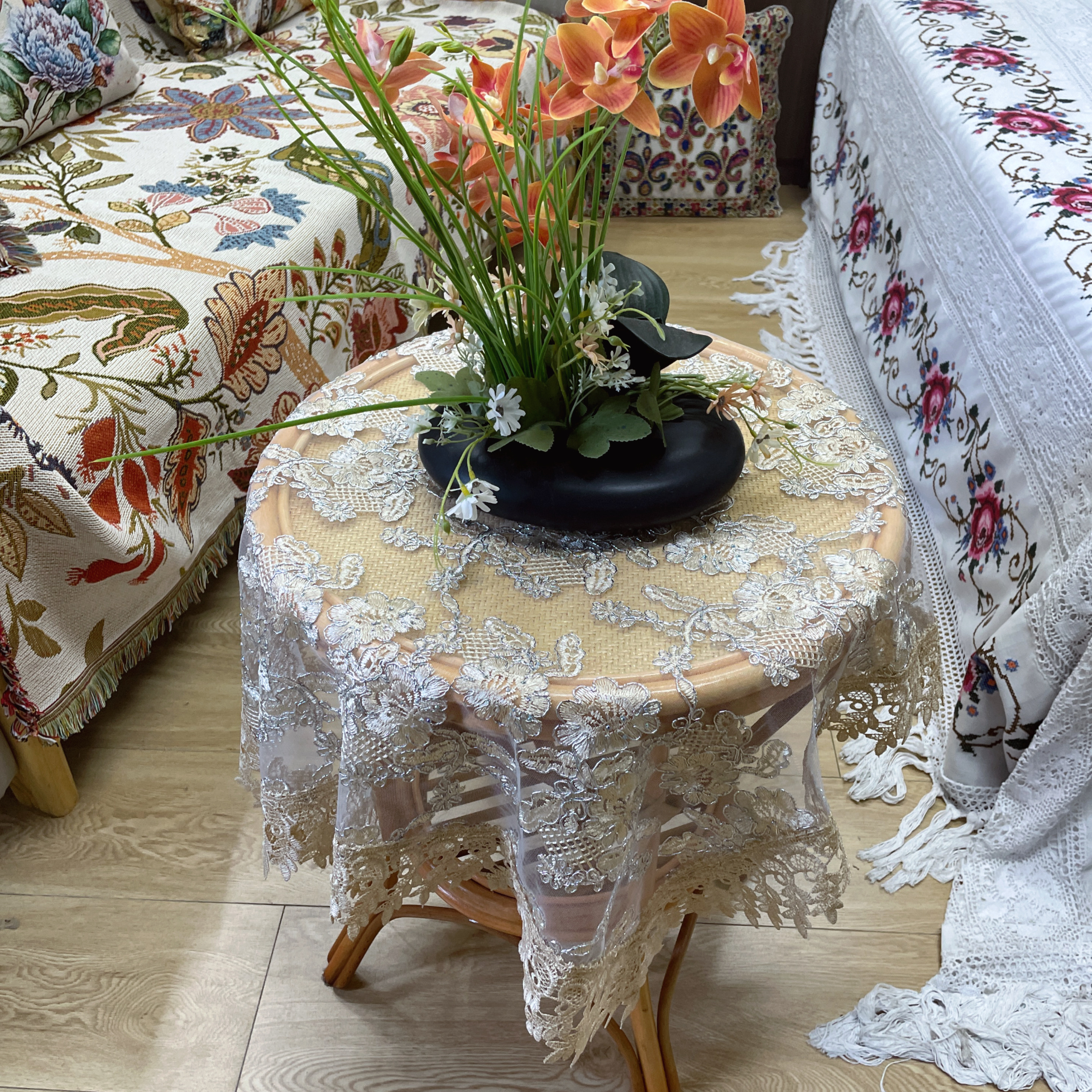 DY030-2 丝光线（85cm方)米色满工镶钻水溶花边盖巾