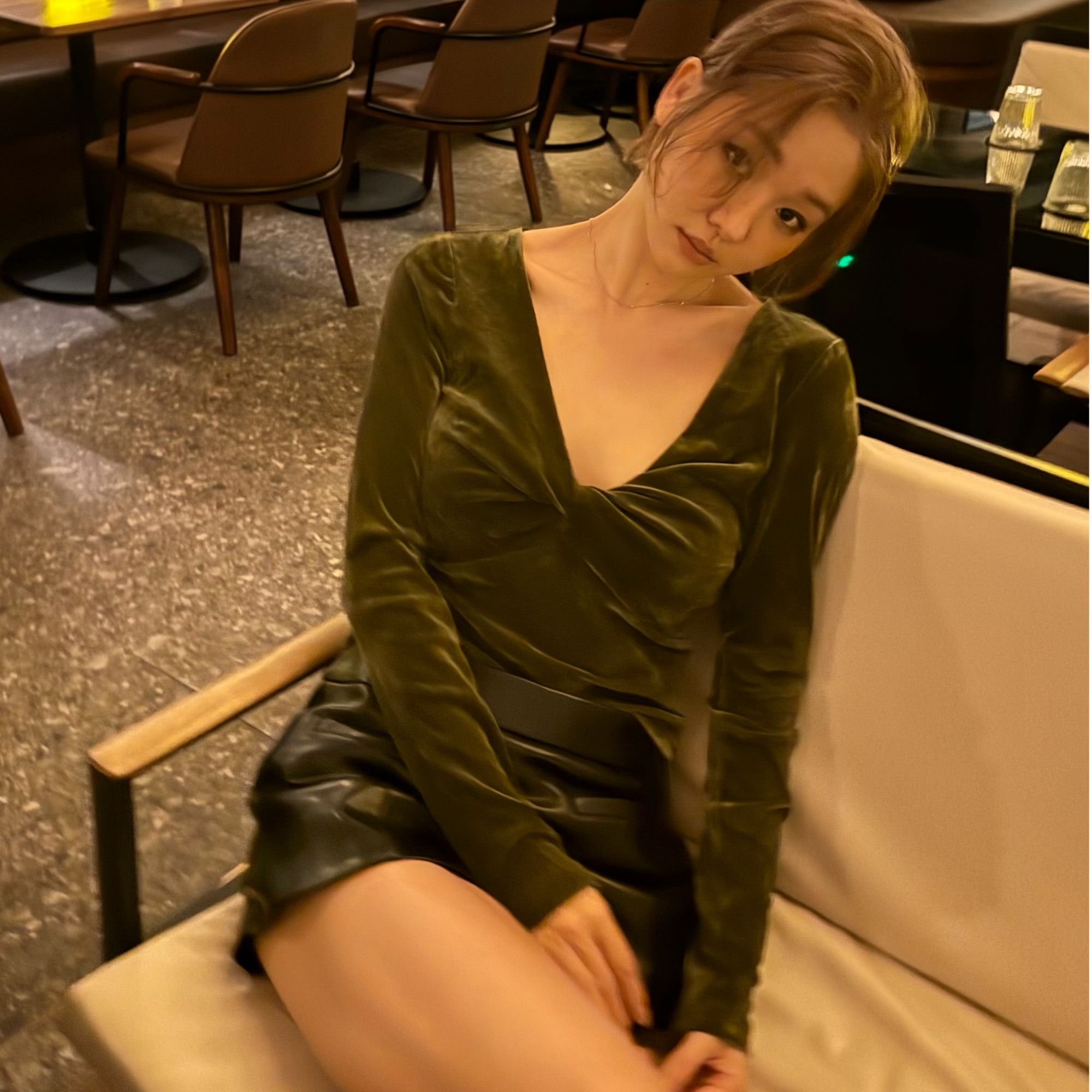 早秋丝绒扭结修身V领T恤上衣88360