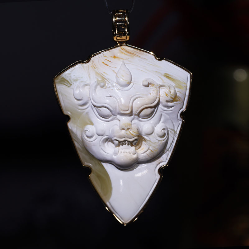 蜜蜡兽面吊坠天然原矿瓷白拉丝精工雕刻兽面18K包边蜜蜡吊坠T40
