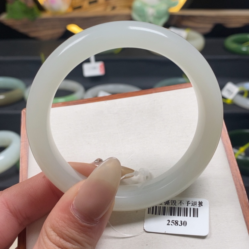 【闪购商品】和田玉手镯未镶嵌我*56