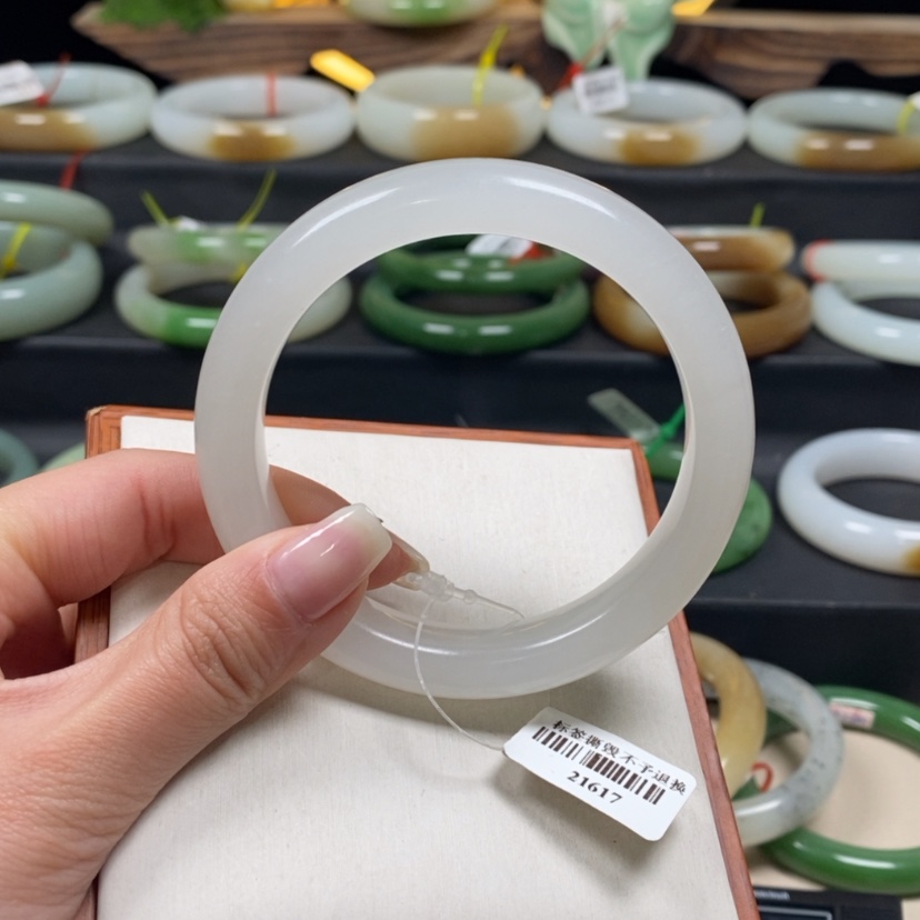 【闪购商品】和田玉手镯未镶嵌1**?59+