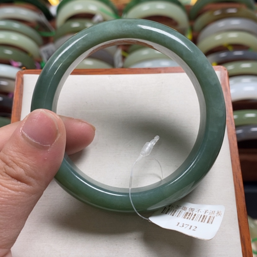 【闪购商品】和田玉手镯未镶嵌55