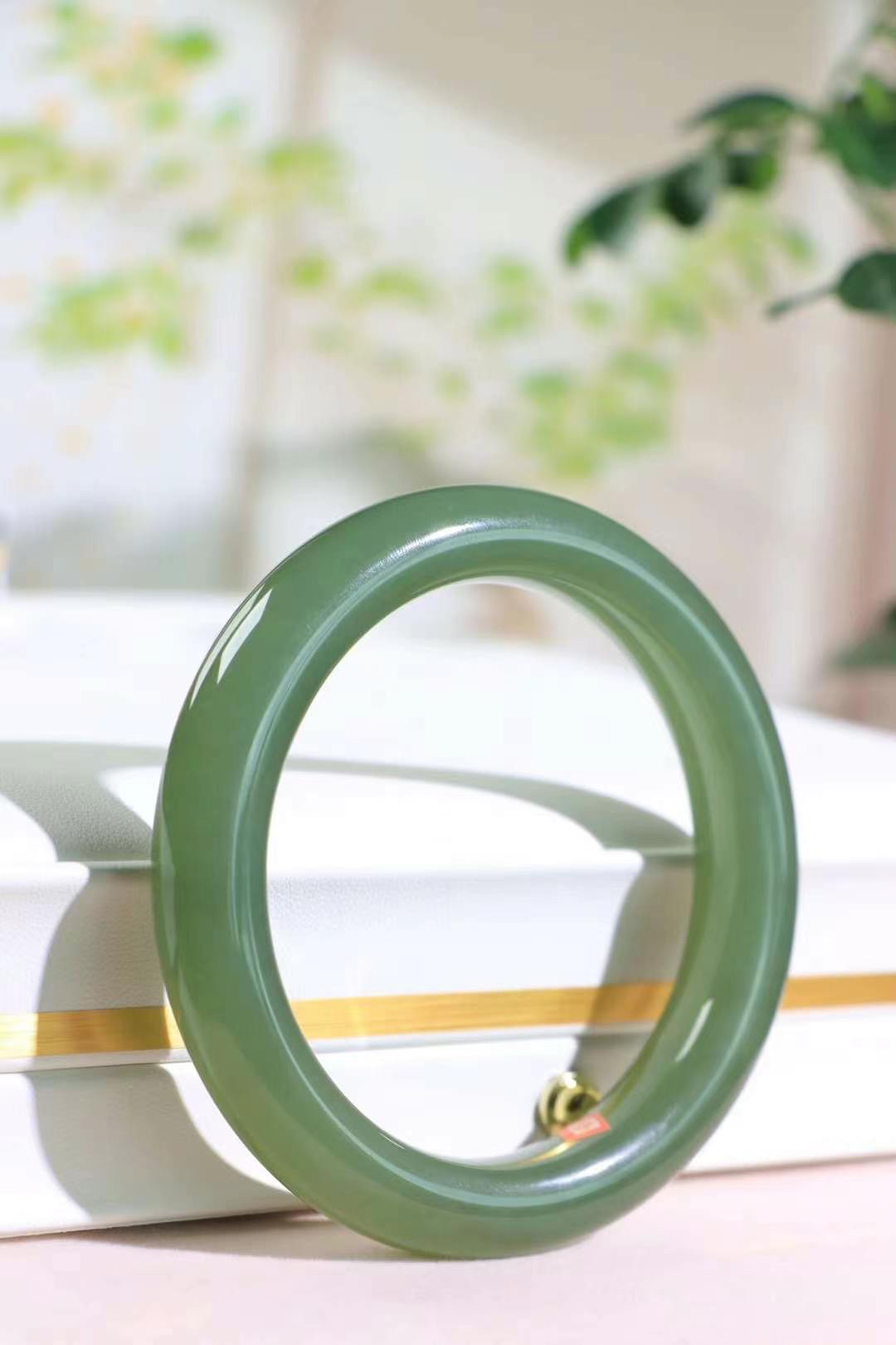 精品和田玉湖水绿手镯，玉质极其细腻