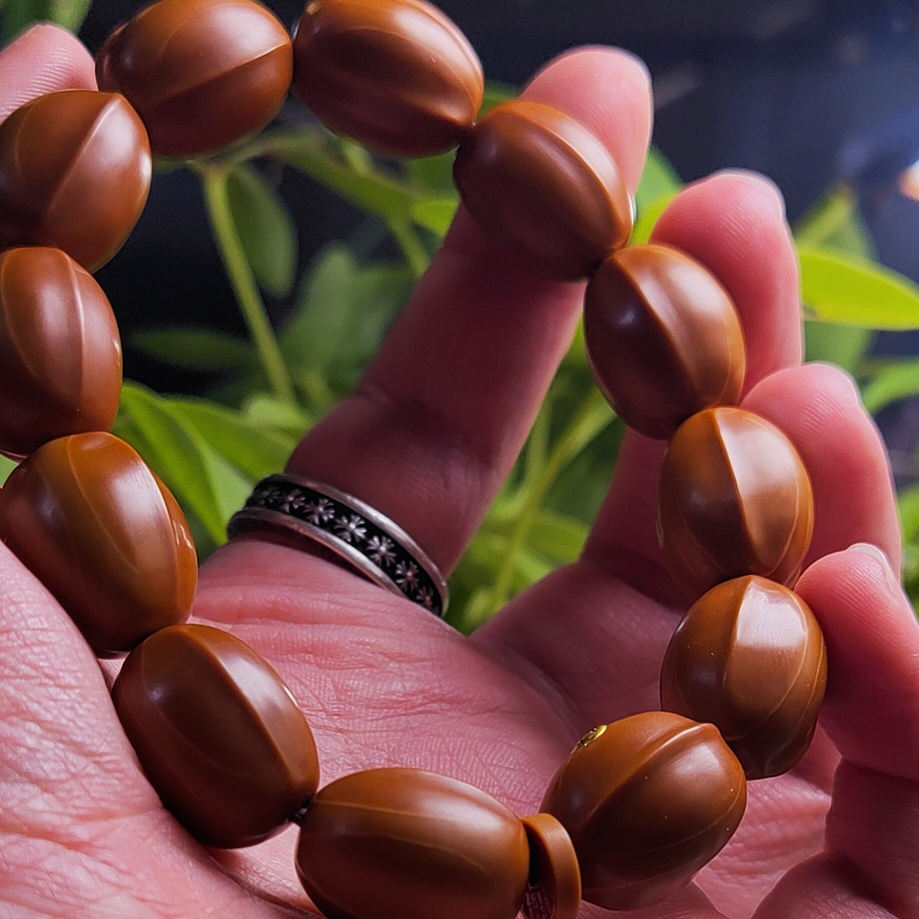 六脉传承鲨鱼背铁核橄榄核雕刻打磨老树铁核精工山鬼花钱金标素核