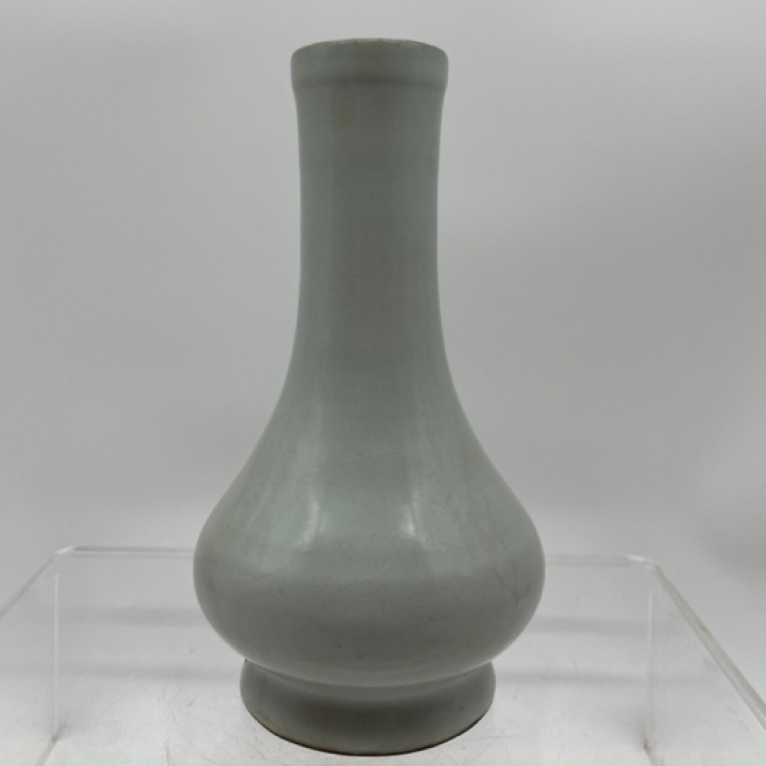 A82201龙泉长颈瓶