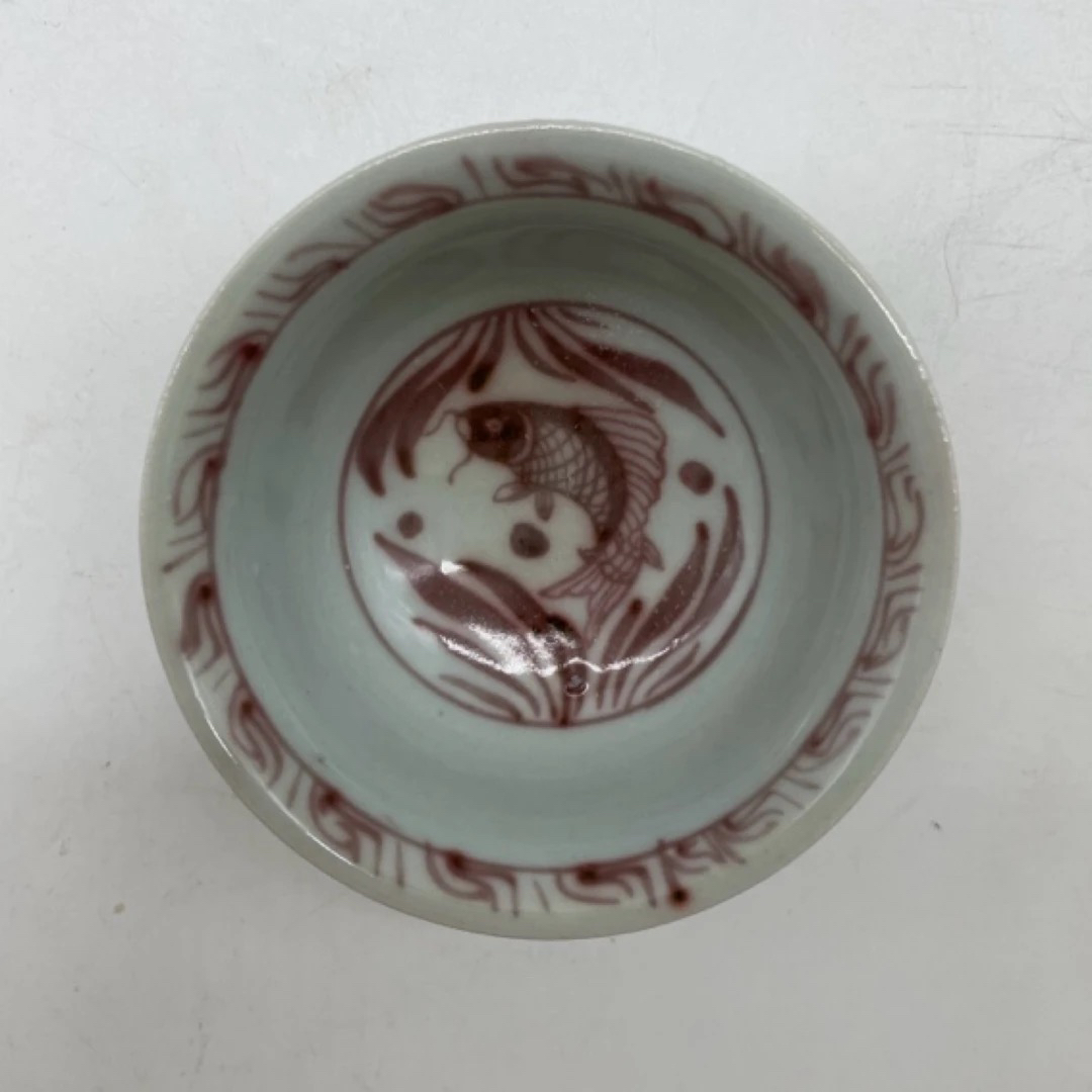 A82253釉里红鱼纹茶盏