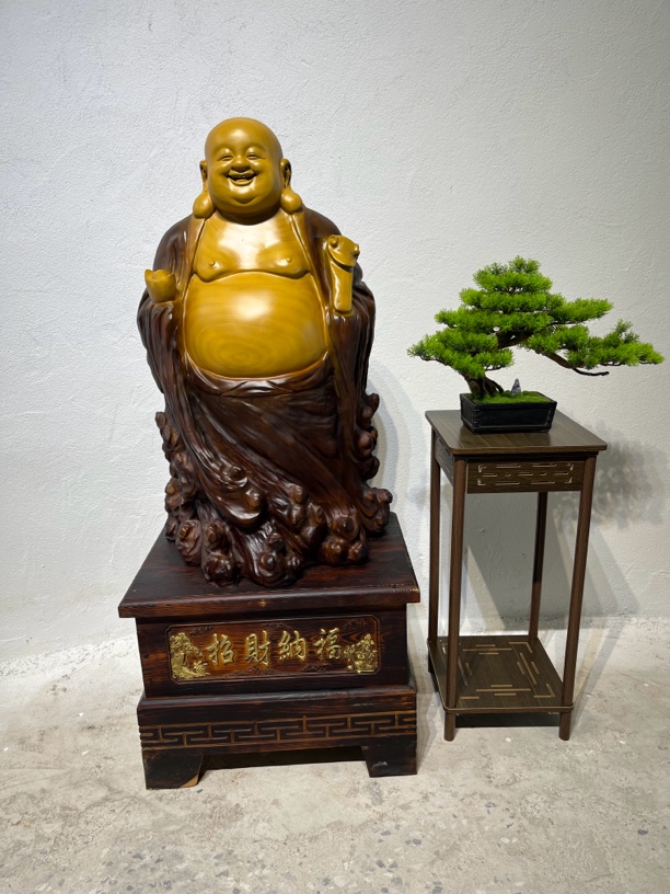 香樟木招财纳福弥勒佛 尺寸：长60宽44总高135cm（底座45，赠送底座）