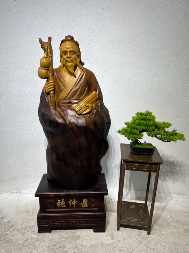 香樟木《医圣张仲景》​尺寸：长60宽34总高162cm（底座高40）