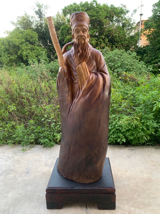 香樟木《苏东坡》尺寸：长45宽38总高124cm(底座16)编号9201A8