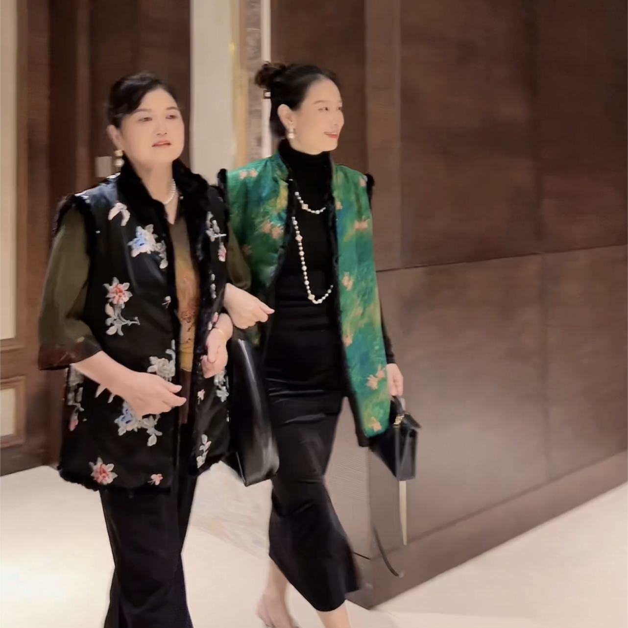 2023秋冬新款女中式水貂毛国风复古刺绣马甲中长款两面穿貂皮背心