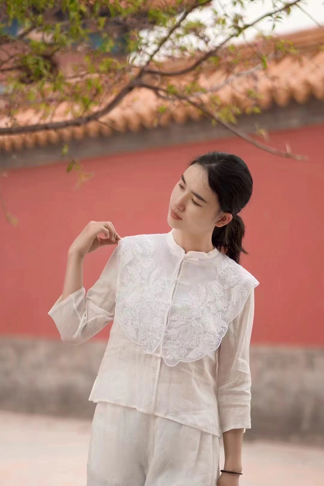 复古民族风领口刺绣上衣