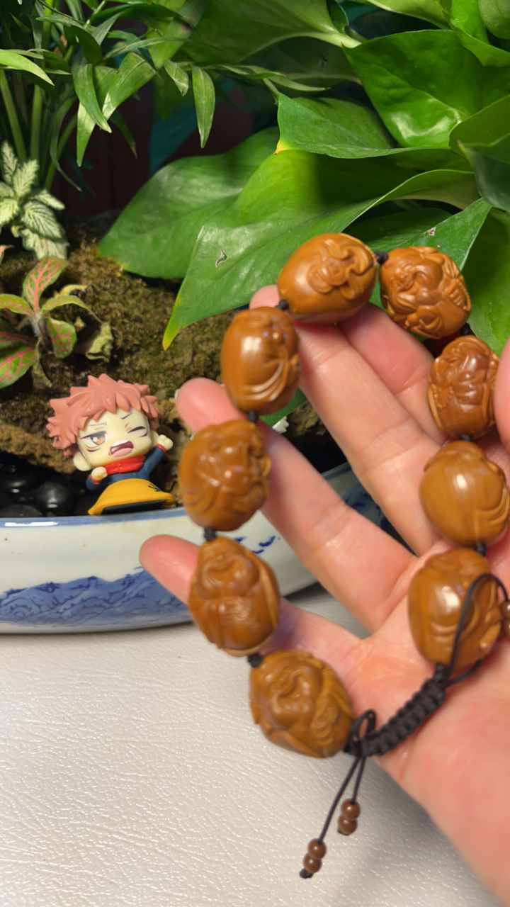 光背财神橄榄核。