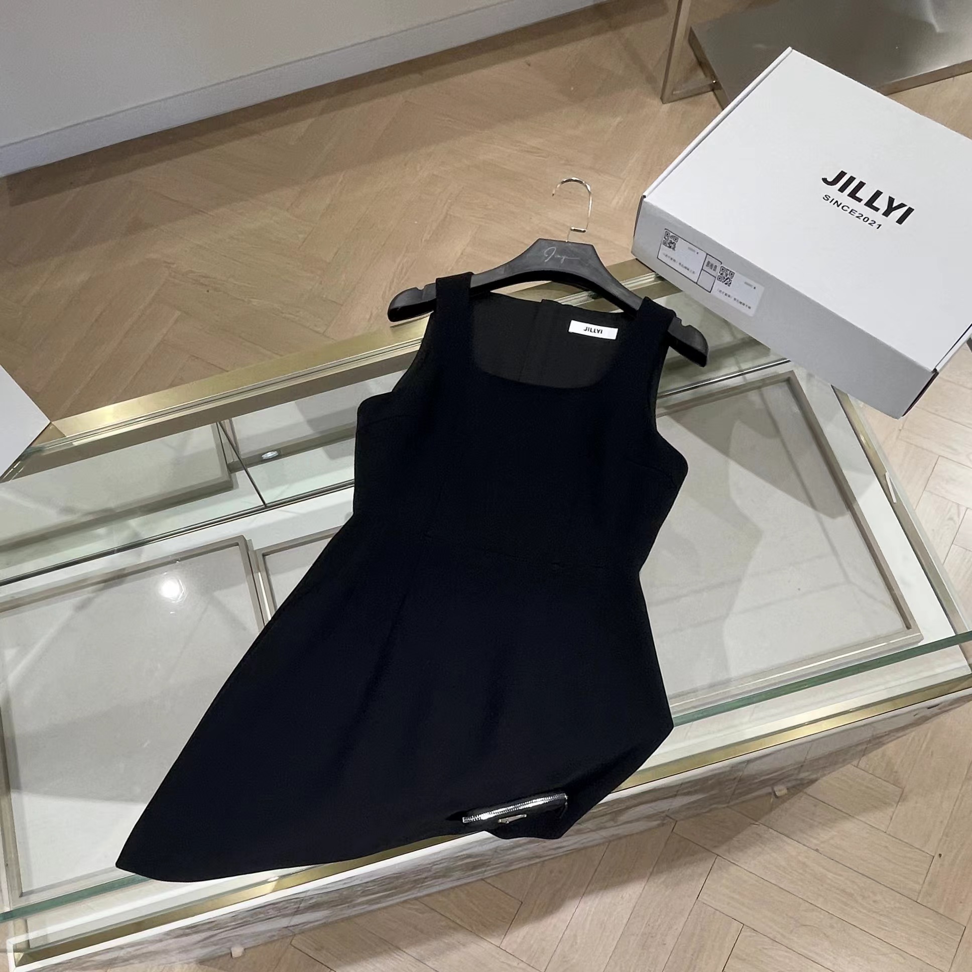 JILLYI【甜酷初夏】气时尚质女装连衣裙休闲女士黑色无袖设计师