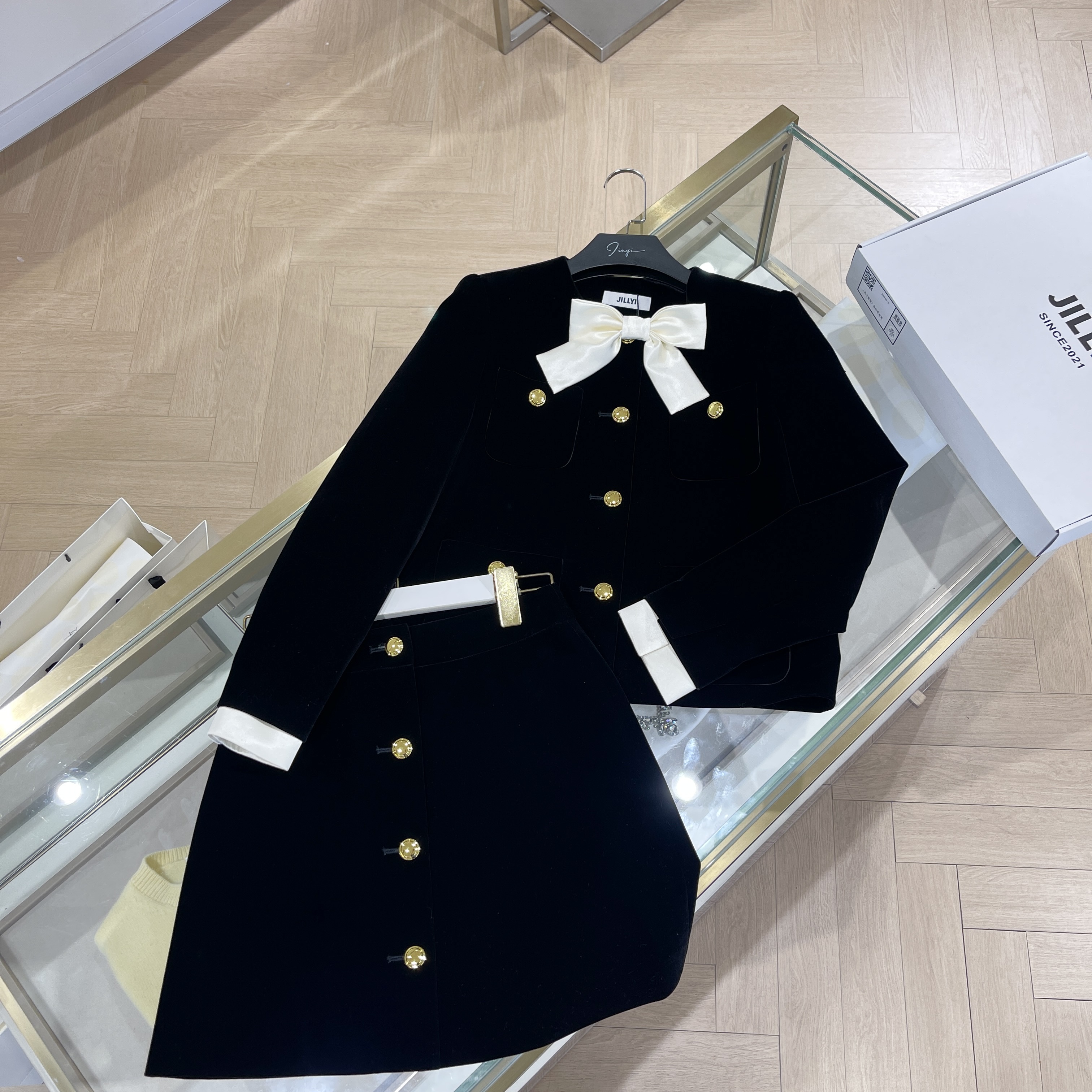 JILLYI珠海店【谬式穿搭】超美的蝴蝶结丝绒上衣+半裙气质时尚百搭