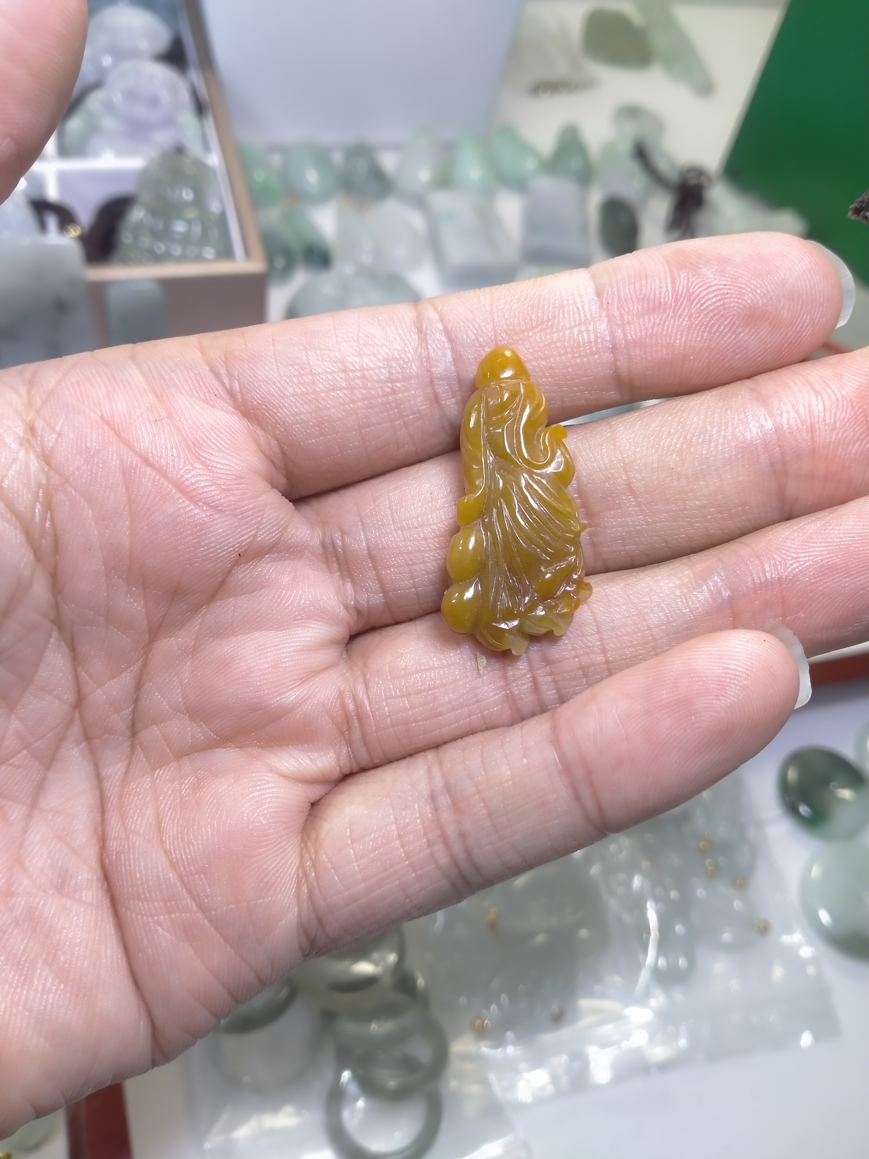 艺萱翡翠，天然A货黄翡白菜挂件（尺寸约35X17X7）