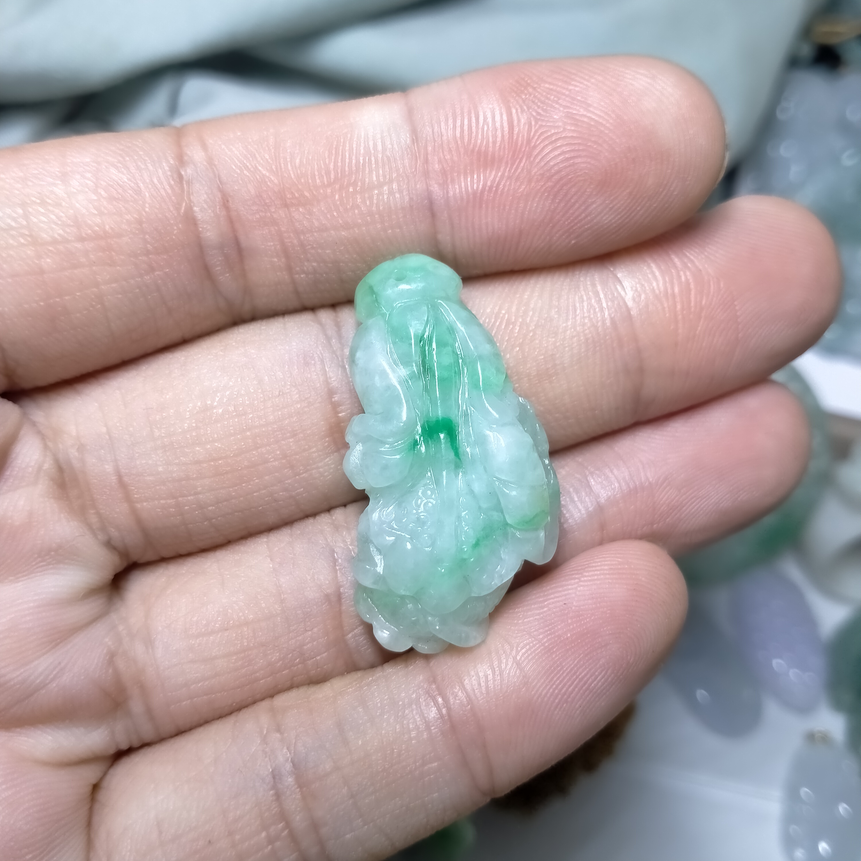 艺萱翡翠，天然A货翡翠白菜挂件（尺寸约35X20X9）
