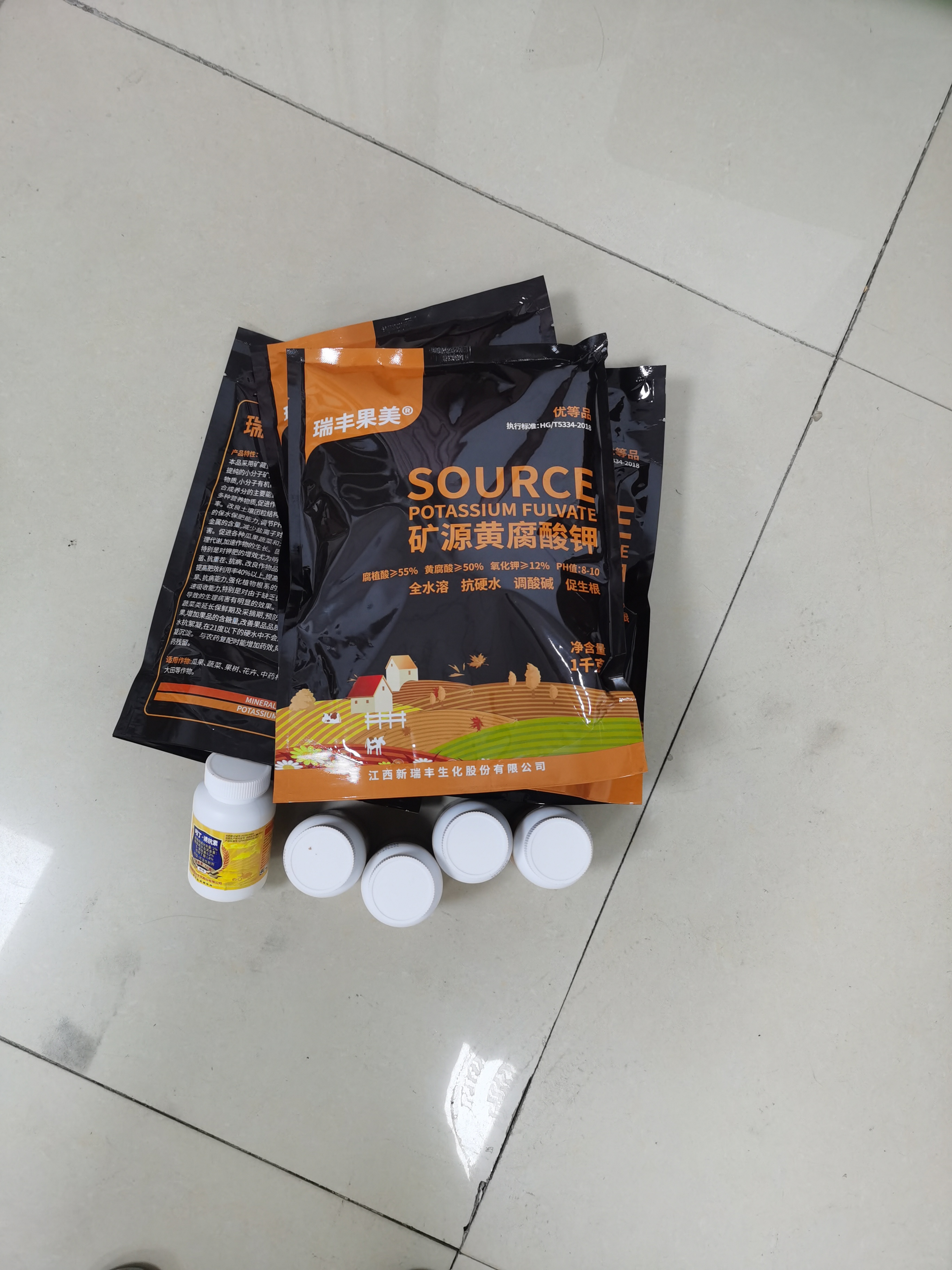 矿源黄腐酸钾＋吲哚乙酸／生根促根养根改善土壤／吸收快效果好。