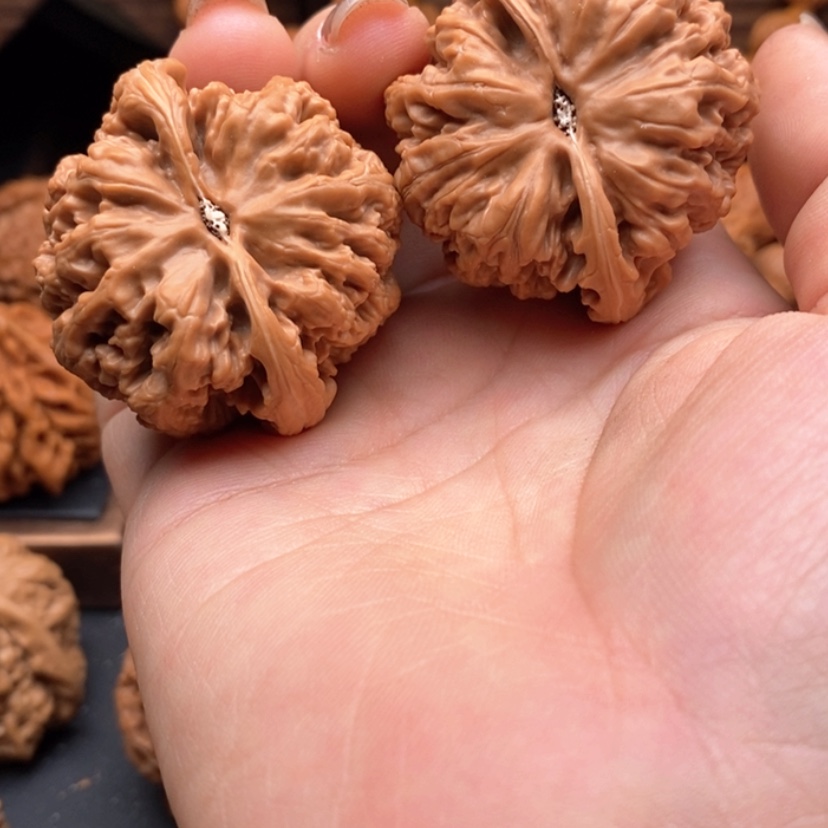 【闪购商品】桃核吊坠地***哥