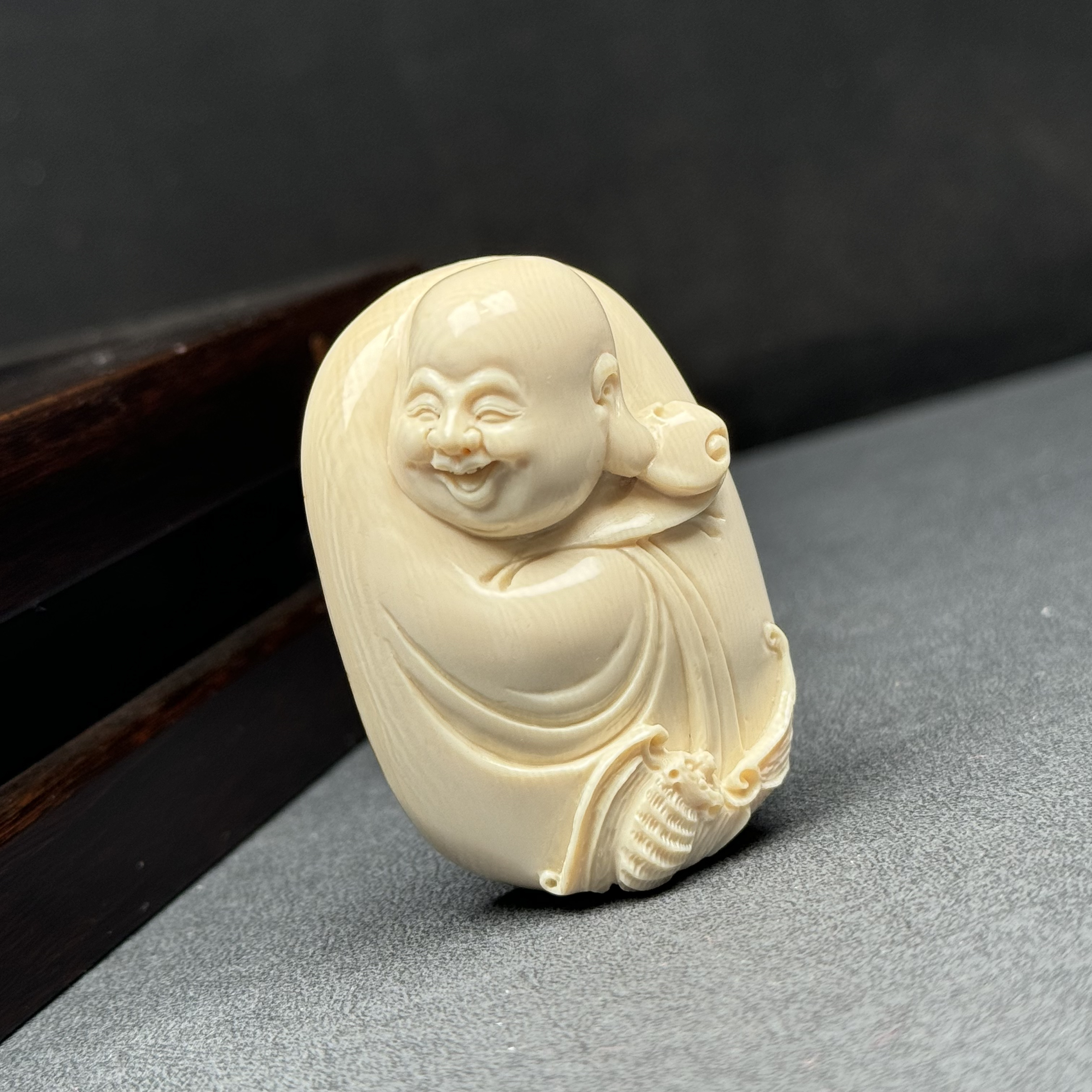 H1428天然猛犸牙 雕刻弥勒 37*52*18mm支持鉴定 假一罚四