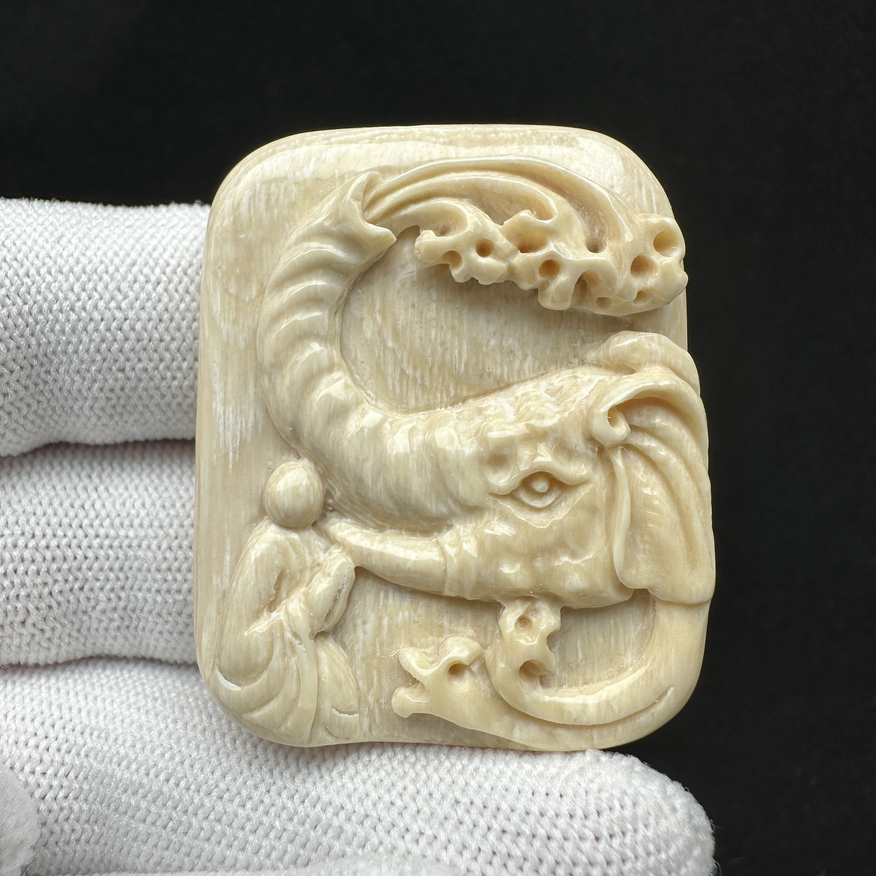 H96-18天然猛犸牙 象神雕刻件 34*42*8mm支持鉴定 假一罚四