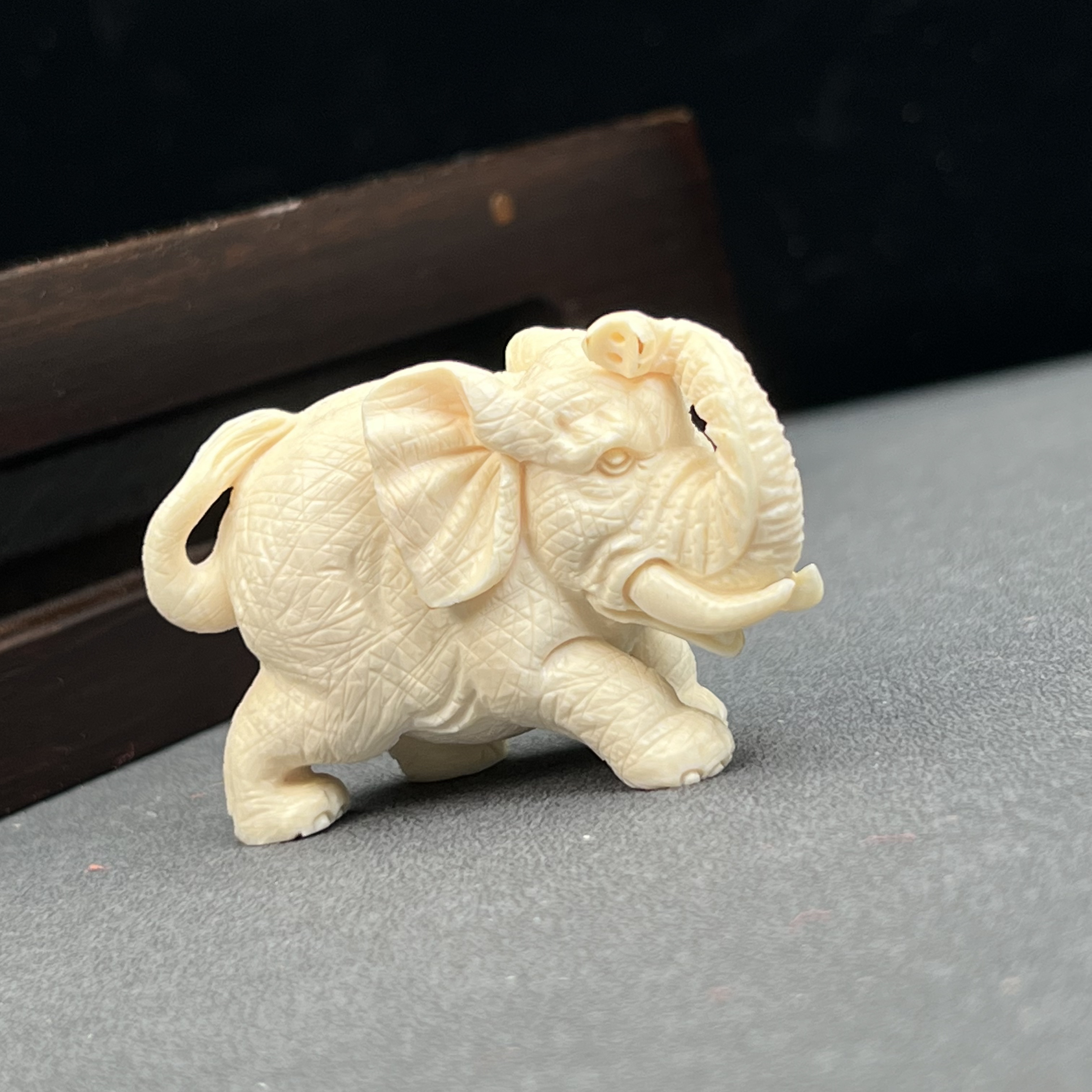 H2317天然猛犸牙 雕刻吉象 19*49*32mm支持鉴定 假一罚四