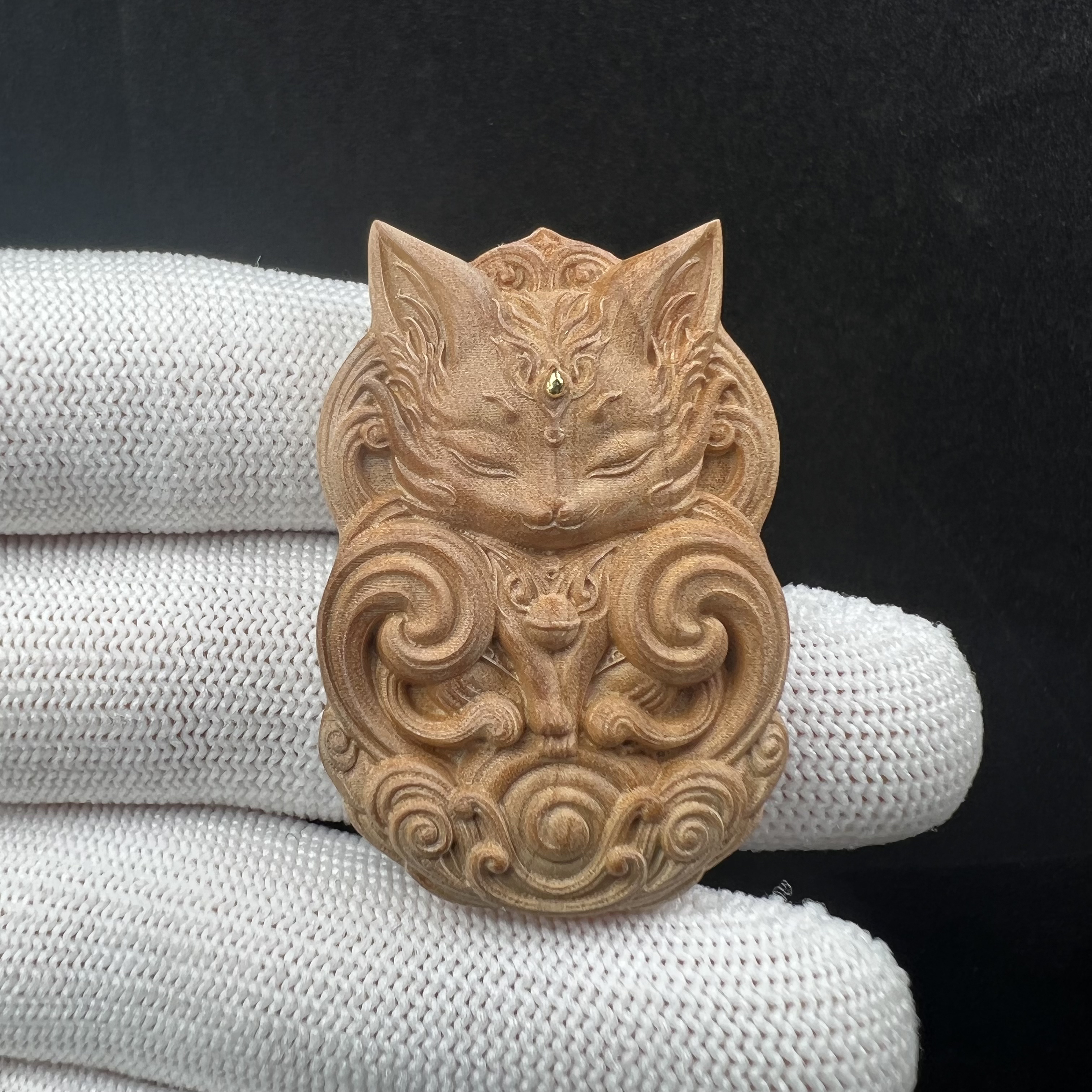 X5863天然印度迈索尔正区老山檀吊坠狐仙30*43*8mm天然保真