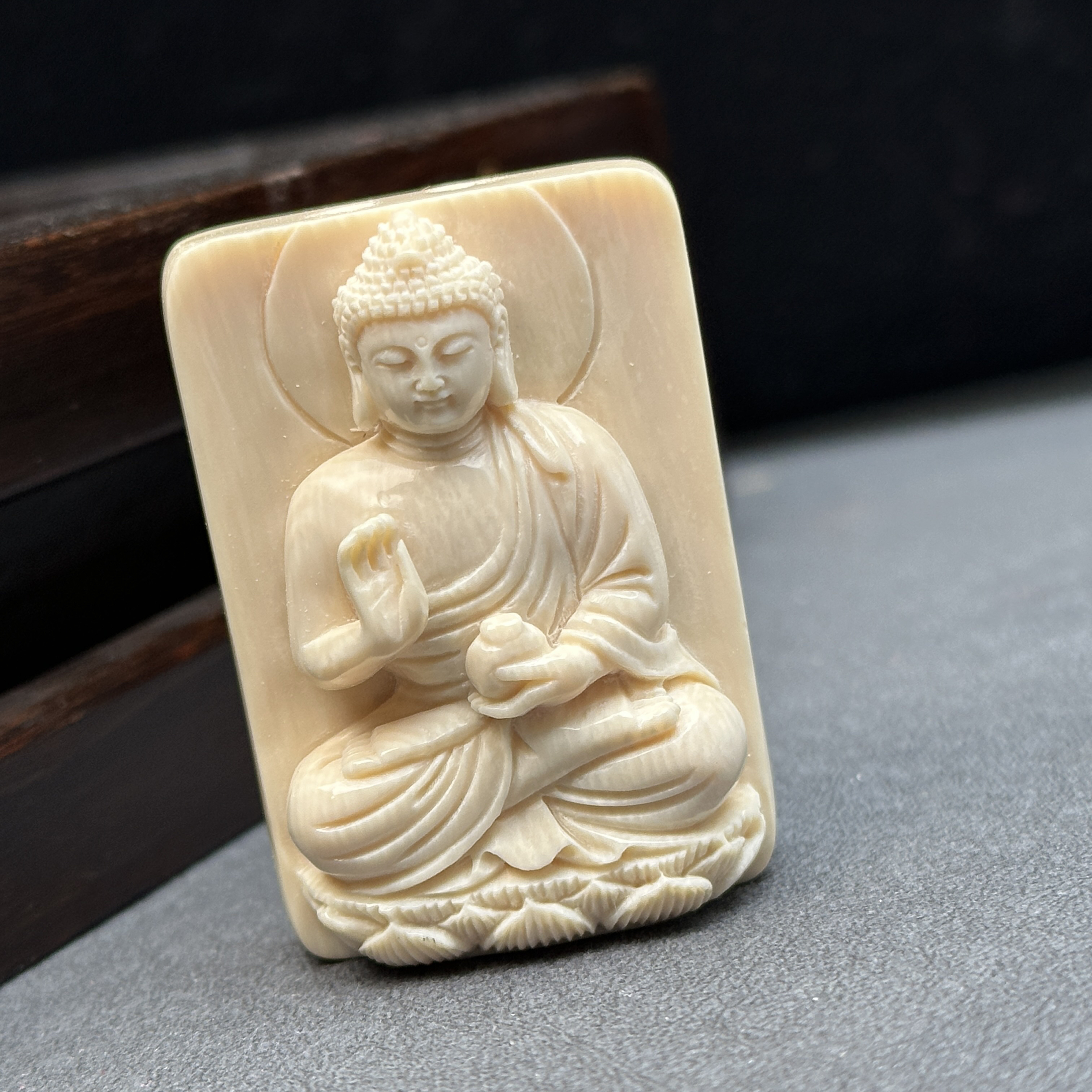 K5158天然猛犸牙 雕刻阿弥陀佛 33*47*18mm支持鉴定 假一罚四