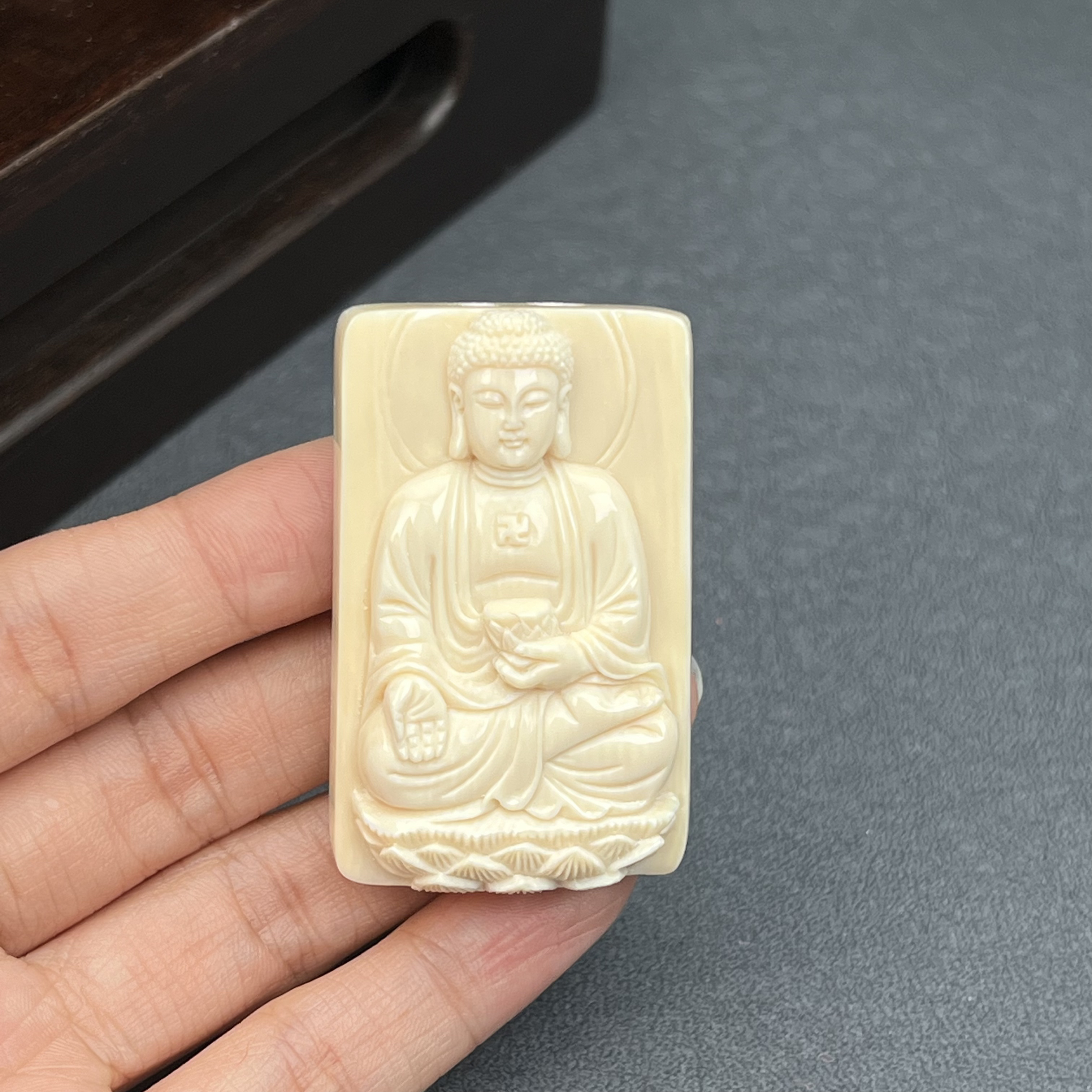 K5188天然猛犸牙 雕刻大日如来 31*50*13mm支持鉴定 假一罚四